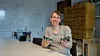 Ines Petra Junge viser hvordan teknologi kan bygges på en modulær måte, her ved hjelp av origami. Foto: Elina Melteig/UiO