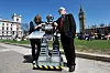 Noel Sharkey posserer med nobelprisvinner Jody Williams (til venstre) og en illustrerende modell av en «drapsrobot» i London i 2013 i forbindelse med lanseringen av «Campaign to Stop Killer Robots» Foto: AFP PHOTO/CARL COURT