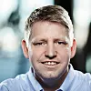 Stein Danielsen i Cxense forklarer hvordan den nye 3D-annonsen er laget. Bilde: Cxense