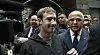 Mark Zuckerberg ble knipset av Reuters denne uken, på vei fra hotellet sitt i New York til investorpresentasjoner. Merk at han ikke er iført Wall Streets obligatoriske uniform: blådressen. Istedet er han iført en hettegenser. Det har fått noen investorer til å reagere.
