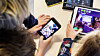 Nesten alle barn har smarttelefon når de er ti år, viser en ny undersøkelse. Dette mener digitaliseringsminister Nikolai Astrup (H) er for tidlig og ber foreldre nekte barna smarttelefon.