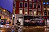 Eplehuset i Storgata, hvor en trikk krasjet i fjor høst, er blant butikkene som ble utsatt for skadeverk natt til mandag. Foto: NTB