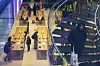 Til tross for at forventning om økte priser, var det tilsynelatende rolig i Apple Store-butikken på 5th Avenue i New York mandag denne uken. Foto: AP Photo/Yuki Iwamura