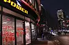 Slagord mot Apple, knyttet til konfliktmineraler fra Kongo, ble natt til mandag sprayet på flere elektronikkbutikker i Oslo sentrum. Foto: NTB