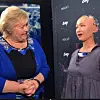 Roboten Sophia møtte mandag statsminister Solberg på teknologikonferansen Evry Insight i Oslo. Foto: Kjersti Eriksen