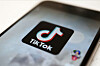 Tiktok-logoen på en mobilskjerm.