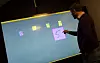 På én, to, tre har Gunnar sveipet fram noen tekstbokser for å vise at løsningen er egnet til kreative møter, og en erstatning for papirbaserte post it-lapper. Foto: Marius Jørgenrud
