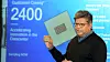 Sjef for Qualcomm Datacenter Technologies , Anand Chandrasekher, viser frem Qualcomm Centriq 2400.