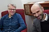 Atle Rovik og Petter Hellevik snakker om digitalisering i et møterom der tiden later til å ha stått stille siden 1950-tallet. Tidsriktig dekorert med ørelappstoler, stålampe, kaffebord og en analog radio som ennå fungerer.