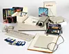 Commodore Amiga-utstyret Andy Warhol brukte. Fra bildet kan vi se at han både hadde digitale tegnebrett, et kamera (brukt som skanner?) og diverse programvare, inkludert klassikeren Deluxe Paint. Bilde: courtesy of The Andy Warhol Museum