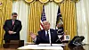 President Donald Trump avbildet før han skrev under på presidentordren i Det hvite hus torsdag.