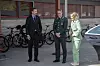 Øvelsen Locked Shields var godt i gang da digitalisering- og forvaltningsminister Karianne Tung ankom Jørstadmoen onsdag. Her blir hun møtt av Gullik Gundersen, underdirektør og nestleder for Nasjonalt cybersikkerhetssenter i NSM, og oberst David Henriksen, sjef Cyberforsvarets cybersikkerhetssenter. Foto: Harald Brombach