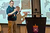 Knut Helge Grandhagen, fagdirektør formidling i Cyberforsvaret, oppdaterer digitaliseringsministeren om status i øvelsen onsdag ettermiddag. Foto: Oskar Hope-Paulsrud