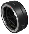 Adapter: For å bruke objektiver fra de tidligere fullformat speilreflekskameraene må man ha et adapter som flytter objektivet bort fra sensoren lik den avstanden som speilmekanismen før opptok. Foto: Canon