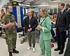Kommandérsersjant Emiil Kløvvik ved Cybersikkerhetssenteret til Cyberforsvaret og Håkon Stenmark ved Nasjonalt cybersikkerhetssenter forteller om øvelsen til digitaliserings- og forvaltningsminister Karianne Tung. Til høyre står Gullik Gundersen, underdirektør og nestleder for Nasjonalt cybersikkerhetssenter i NSM. Foto: Harald Brombach
