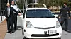 Californias guvernør, Edmund «Jerry» G. Brown Jr (t.v), senator Alex Padilla og Google-medgründer Sergey Brin etter en kjøretur med en selvstyrende bil ved Googles hovedkontor i Mountain View, California, i forbindelse med underskrivingen av en delstatslov som regulerer bruken av slike kjøretøyer.