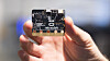 BBC Micro:bit er i ferd med å innta også norske klasserom, i hvert fall noen. Mikrodatamaskinen har norsk prosessor.