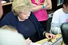 Statsminister Solberg fikk prøve Micro:bit denne uken. Én million britiske skolebarn har fått maskinen tidligere. Nå skal også et antall norske elever få prøve. Foto: Marius Jørgenrud