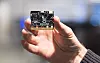 Systembrikken nRF51822 (så vidt synlig i øvre venstre hjørne) er bygget rundt en 32-bit ARM Cortex M0 CPU med 256kB/128kB flashlagring, samt opptil 32 kilobyte systemminne. Bilde: Marius Jørgenrud