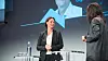 Telenor Norge-sjef Birgitte Engebretsen sa under en paneldebatt på Attack-konferansen at det trengs tverrsektorielle strategiske cybersikkerhetsøvelser. På bildet snakker hun med Siri Lill Mannes, som ledet debatten.