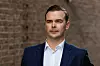 – I stedet for å gruble over om KI-forordningen gjelder for deg, kan det være tryggere å anta at den kommer til å gjøre det, skriver John E. Nilsen i advokatfirmaet Berngaard.