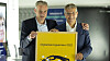 Prosjektleder for Tisk-IKT-programmet Arve Paulsen (til høyre) mottok Digitaliseringsprisen 2022 av Digdir-sjef Steffen Sutorius.