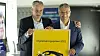 Prosjektleder for Tisk-IKT-programmet Arve Paulsen (til høyre) mottok Digitaliseringsprisen 2022 av Digdir-sjef Steffen Sutorius.