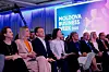 Moldovas statsminister Dorin Recean (tredje fra venstre) deltar på åpningen av Moldova Business Week 2025, her flankert av digitalminister Doina Nistor og Natalia Bejan, som leder det statlige investeringsbyrået.
