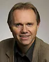 - Forlagene frykter ikke den teknologiske utviklingen, sier informasjonssjef Bjarne Buset i Gyldendal. Selv er han ivrig ebok-entusiast og blogger.