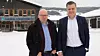 Eidsiva bredbånd, her representert ved seniorrådgiver Erling Aronsveen og administrerende direktør Trond Skjellerud, har levert fiber til rundt 300 skoler i Innlandet. Her står de ved Gausdal ungdomsskole, cirka 25 minutter utenfor Lillehammer sentrum.