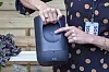 Grepsvennlig: En batteridrevet portabel høyttaler må ha et godt grep. Inne i Moves håndtak på baksiden finner vi de vanlige to knappene for oppsett og en ny som veksler mellom Bluetooth og WiFi. Foto: Odd R. Valmot