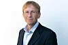 Jon Hareide Aarbakke skriver om hvordan risikoen ved store IT-prosjekter kan reduseres. Aarbakke er sivilingeniør i data/elektronikk med lang erfaring i grensesnittet mellom forretning og teknologi. Han er nyansatt i Norsk nukleær dekommisjonering som virksomhetsarkitekt etter 13 år som konsulent, hovedsaklig innen e-helse.