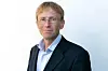 Jon Hareide Aarbakke skriver om hvordan risikoen ved store IT-prosjekter kan reduseres. Aarbakke er sivilingeniør i data/elektronikk med lang erfaring i grensesnittet mellom forretning og teknologi. Han er nyansatt i Norsk nukleær dekommisjonering som virksomhetsarkitekt etter 13 år som konsulent, hovedsaklig innen e-helse.