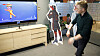 Mobiltelefonen filmer Filip Nags dansetrinn, som speiles i hans avatar på skjermen ved hjelp av kunstig intelligens. Etterpå skal motspilleren herme etter den samme dansen som Nag nettopp har skapt.