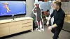 Mobiltelefonen filmer Filip Nags dansetrinn, som speiles i hans avatar på skjermen ved hjelp av kunstig intelligens. Etterpå skal motspilleren herme etter den samme dansen som Nag nettopp har skapt.
