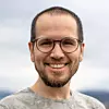 Et VR-rom og avatarer legger til rette for blikkontakt som ligner mer på et fysisk møte enn det et videomøte gjør, skriver UiT-stipendiat Nils Christian Tveiterås. Foto: UiT