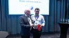 Erling Aronsveen fra Eidsiva og Celtic Norse deler ut pris til Altibox Carrier-sjef Svein Arild Ims under Carriers Forum i Oslo torsdag 4. mai.