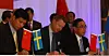Ericsson-sjef Hans Vestberg signerer, sammen med visepresident Liu Xiangdong i China Mobile (til venstre) og styreformann Chang Xiaobing i China Unicom (til høyre).