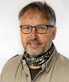 – Alle vil ha folk som har lært jobben på jobb, sier Frode Hübertz Haaland ved Høgskolen i Østfold. han slår et slag for å videreutvikle de ansatte man allerede har. Foto: Foto