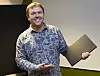 Jan-Erik Vinje hos Norkart viser fram en PC som inneholder en spesiell server levert av tyske Visualix. Serveren samler opp punktskyer fra en mobiltelefon, etter hvert som brukeren går rundt med den. Deretter kan det settes ut digitale objekter som blir stående med centimeterpresisjon der de er plassert. Det finnes et SDK som kan brukes applikasjoner basert på dette. Norkart skal ifølge Vinje være kjempeinteressert i dette, men kan ikke gjøre den investeringen helt på egenhånd. Foto: Harald Brombach