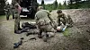 Sanitetssoldater i ferd med å løfte en skuddskadet kollega inn i panservognen, der video via 5G skal gjøre det mulig for legen på feltsykehuset å bistå mens bilen kjører. Foto: Eirik Helland Urke