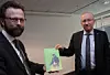 Rapport overlevert i dag. Statssekretær Gjermund Hagesæter (til h.) fikk litt å tygge på.