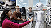 Pepper og studenter i Laboratorium for læringsteknologi ved Institutt for datateknologi og informatikk.