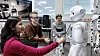 Pepper og studenter i Laboratorium for læringsteknologi ved Institutt for datateknologi og informatikk.