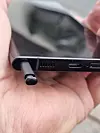 Pennen klikkes ut på undersiden av telefonen.