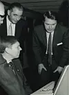 Ernst Sejersted Selmer var tilstede ved innvielsen av UNIVAC 1110-maskinen til Universitetet i Bergen i 1973. Her står han bak til venstre, ved siden av Kåre Bjørnenak. Magne Lerheim sitter ved terminalen. Foto: Universitetet i Bergen