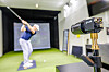 Hos Norsk Golfforbund trener proffe golfspillere i en innendørs simulator. Her brukes kameraer som tar opp til 310 bilder i sekundet.