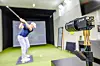 Hos Norsk Golfforbund trener proffe golfspillere i en innendørs simulator. Her brukes kameraer som tar opp til 310 bilder i sekundet.