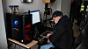 Bildet viser deler av datautstyret politiet tok beslag i, inkludert Macbook Pro og en stasjonær PC.