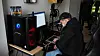 Bildet viser deler av datautstyret politiet tok beslag i, inkludert Macbook Pro og en stasjonær PC.